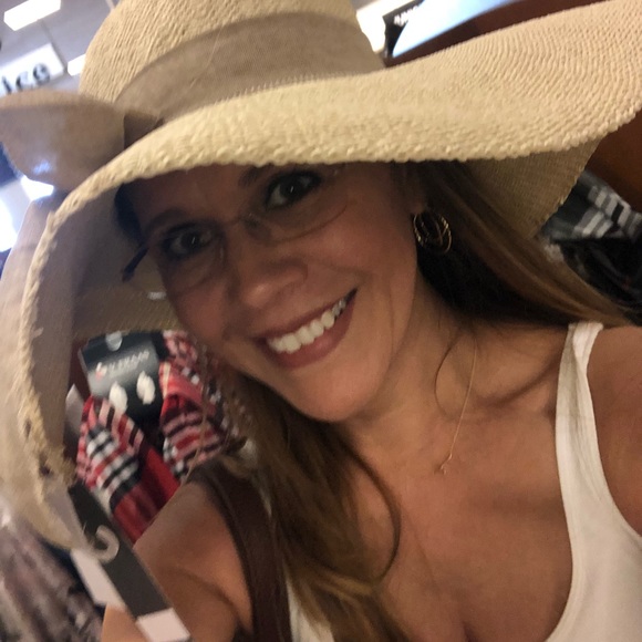 Meet your Posher, Sarah - Picture 1 of 1